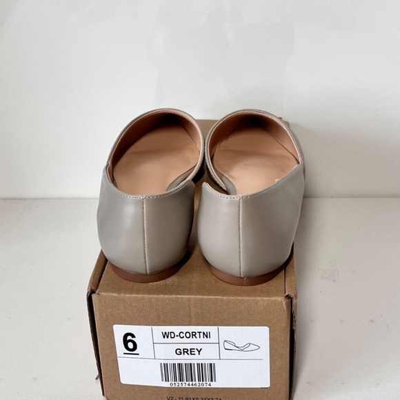 Journee Collection Cortni  Pointed-Toe Flats - Picture 7 of 8